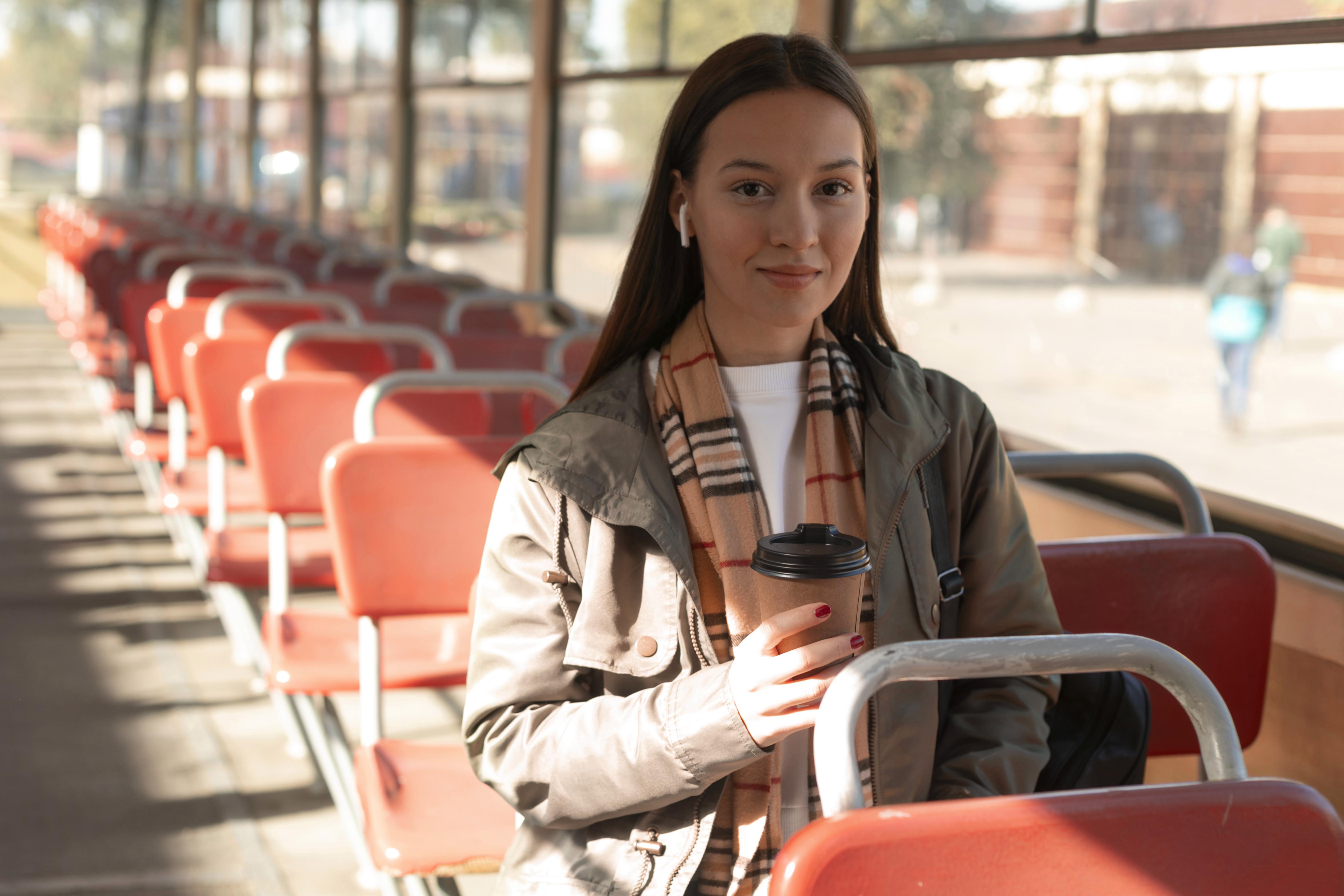 Mujer en transporte público fin de los descuentos