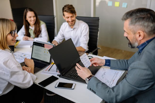 Empleados de una oficina hablando del modelo mixto de beneficios sociales y retribución flexible